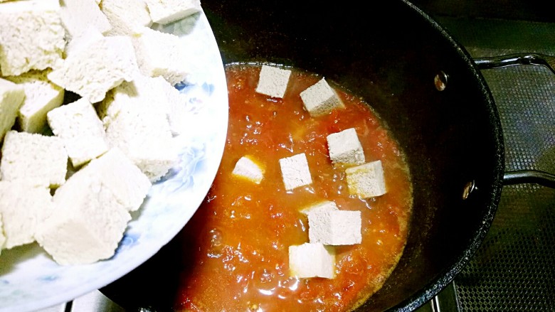 番茄黄豆酱炖冻豆腐,放入冻豆腐块大火煮开
