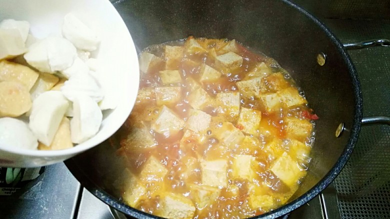 番茄黄豆酱炖冻豆腐,倒入海鲜丸继续煮10分钟，让食材充分吸收汤汁