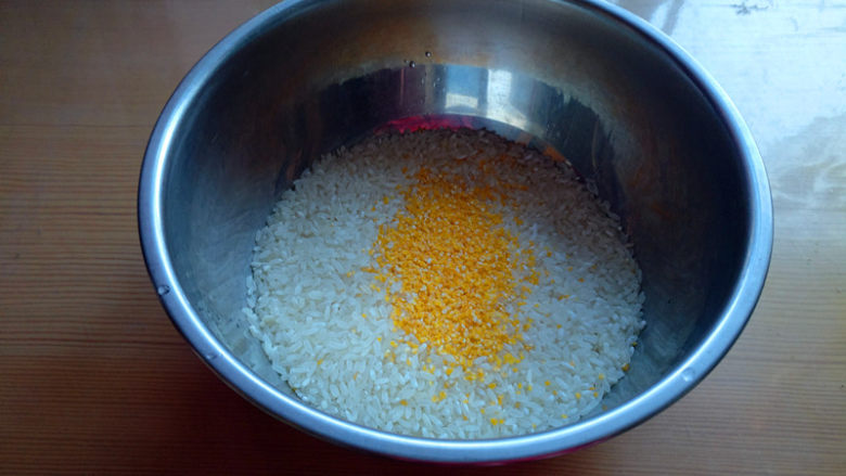 缓解春节油腻清口营养东北饭包,大米2量杯，一把小碴子（这是我家两顿的量），洗米后，填入适量的水，放入饭锅中，做黄金米饭。