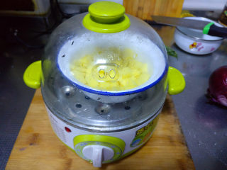 缓解春节油腻清口营养东北饭包,将装有土豆块的碗放入蒸锅中，蒸30分钟左右，制作土豆泥。