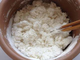 元宵节-四喜汤圆,容器中倒入150g糯米粉和150g粘米粉（也就是粳米粉，如果没有可以全用糯米粉），慢慢加入200g开水（视粉的吸水量来定），搅拌成絮状