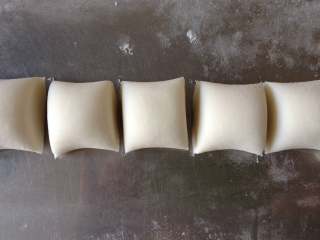 元宵节-四喜汤圆,将糯米面团搓成长条后，切割成大小均匀的的小块，并用保鲜膜盖上，以免风干，用一个拿一个