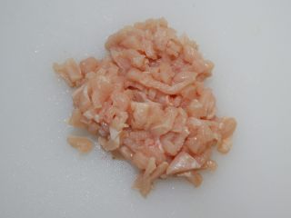 鸡胸肉菜花饭,鸡胸肉洗净，切成小碎块。