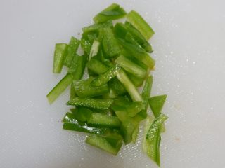 鸡胸肉菜花饭,青椒切成同样的丝。