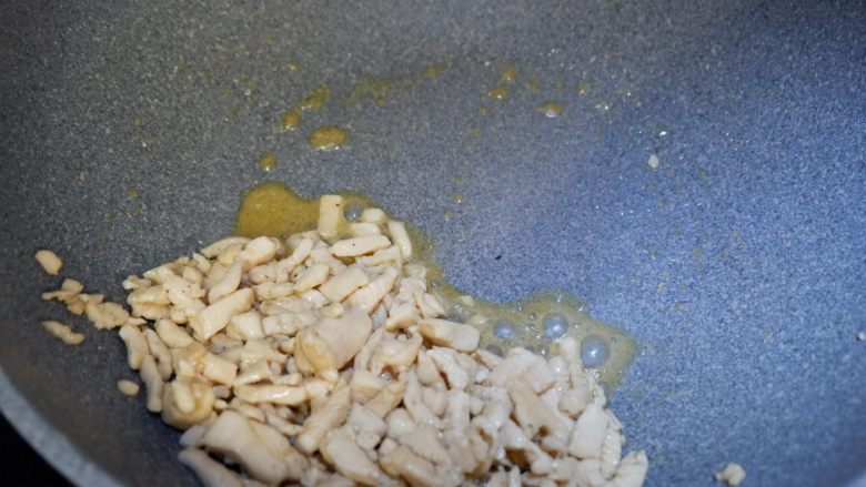 鸡胸肉菜花饭,翻炒至断生后，将鸡肉拨开到一边。