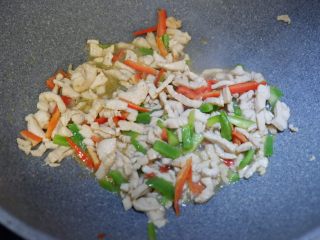 鸡胸肉菜花饭,一起混合翻炒均匀即可。