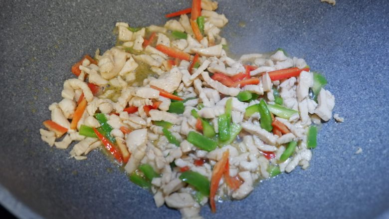 鸡胸肉菜花饭,一起混合翻炒均匀即可。