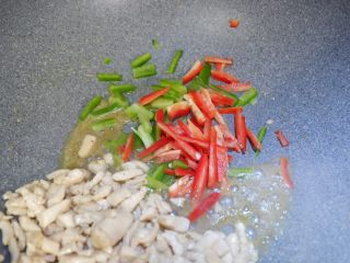 黑椒鸡肉生菜卷,放入青红椒。可以根据个人口味再加少许盐和黑椒调味。