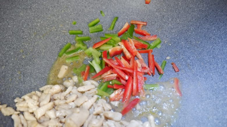 黑椒鸡肉生菜卷,放入青红椒。可以根据个人口味再加少许盐和黑椒调味。