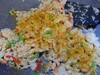 鸡肉炒饭生菜盅,然后加入之前炒好的菜花碎，少许咖喱粉。