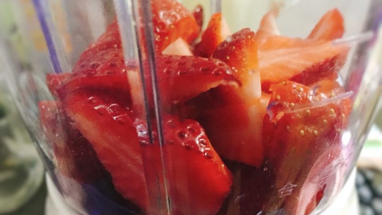 网红双莓益力多果汁,搅拌机里加入切好的草莓。