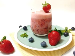 网红双莓益力多果汁,即使不爱吃水果的小宝宝们也很愿意喝哦！
这也可以作为宝宝辅食呢！
来一杯吧……