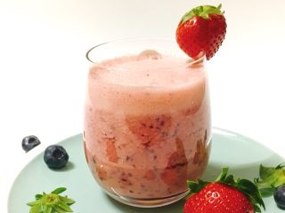 网红双莓益力多果汁,打好的果汁倒入干净的玻璃杯。
稍微做下杯口装饰，是不是超级好看！