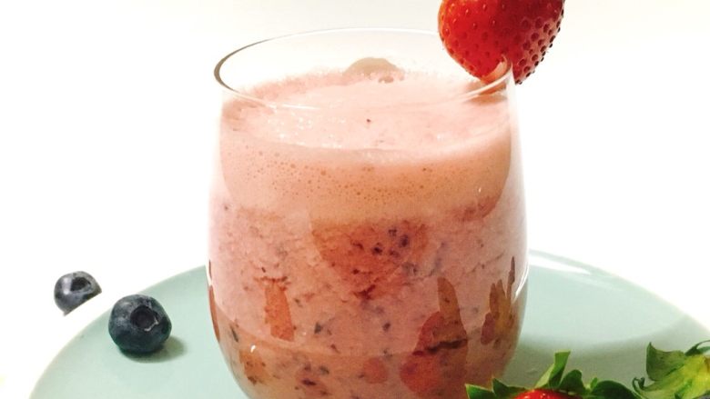 网红双莓益力多果汁,打好的果汁倒入干净的玻璃杯。
稍微做下杯口装饰，是不是超级好看！
