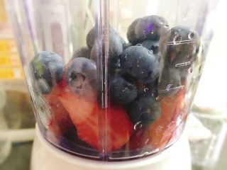 网红双莓益力多果汁,再加入蓝莓。
