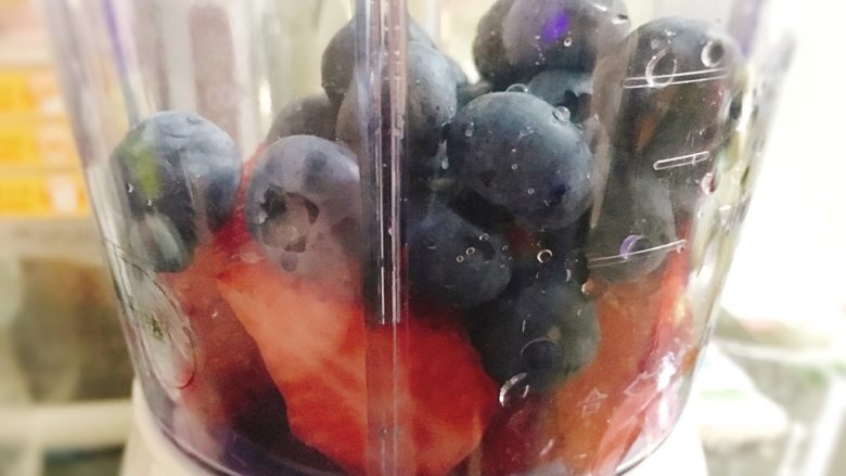 网红双莓益力多果汁,再加入蓝莓。