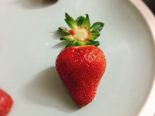 网红双莓益力多果汁,草莓泡淡盐水3分钟，可以泡去杂质灰尘。
然后洗净沥干，切去草莓蒂。