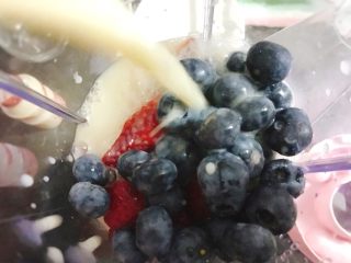 网红双莓益力多果汁,将益力多撕开，倒入。
