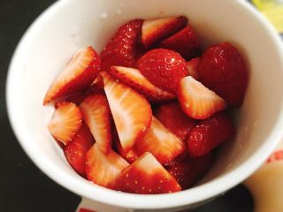 网红双莓益力多果汁,再把草莓切小块。