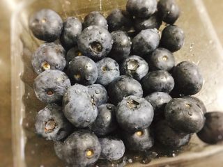 网红双莓益力多果汁,蓝莓洗净，沥干。