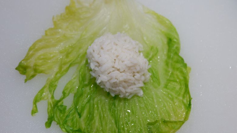 蚝汁生菜饭包,取适量米饭用生菜叶包好。