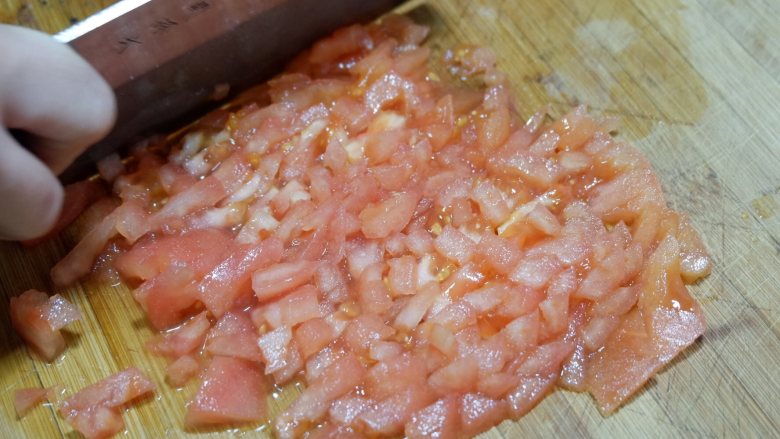 番茄炒西葫芦,切成碎粒。