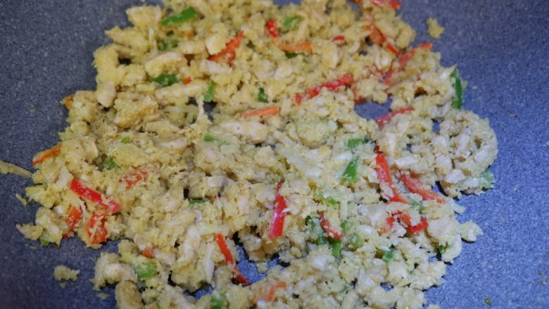 假米饭鸡肉青椒盅，健康减肥，低脂代餐,翻炒均匀。