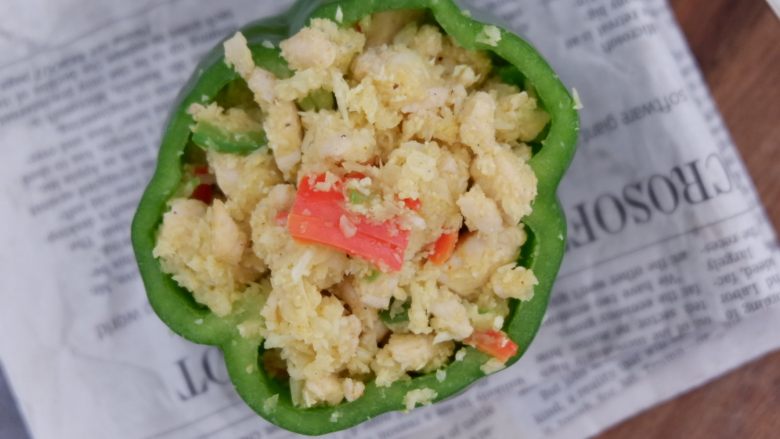 假米饭鸡肉青椒盅，健康减肥，低脂代餐,装入青椒盅里即可。
