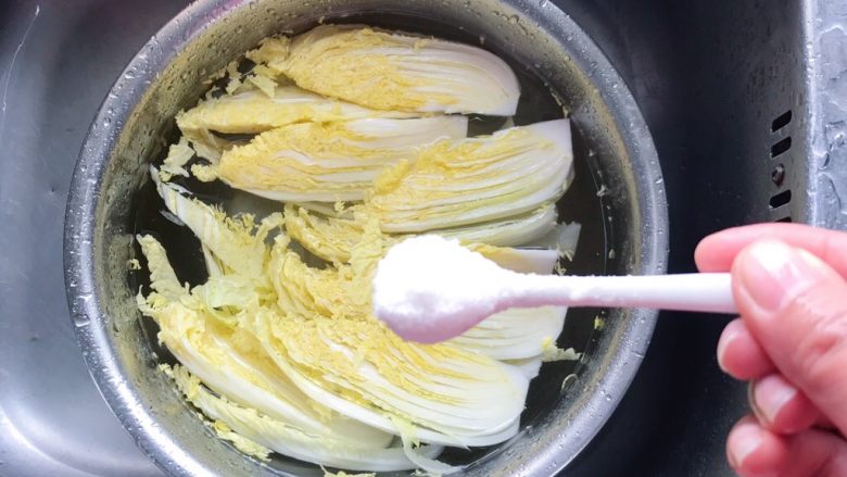 花开富贵-味极鲜黄芽菜,清水里放一勺盐，切好的黄芽菜浸泡十分钟左右