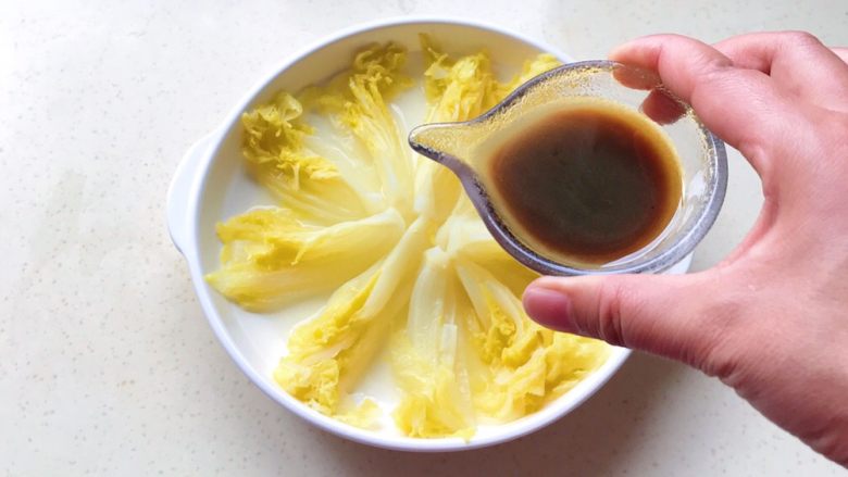花开富贵-味极鲜黄芽菜,蒸好的黄芽菜用筷子整一下形，酱汁搅拌均匀