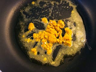 蟹黄豆腐,热锅下油，放入咸蛋黄。