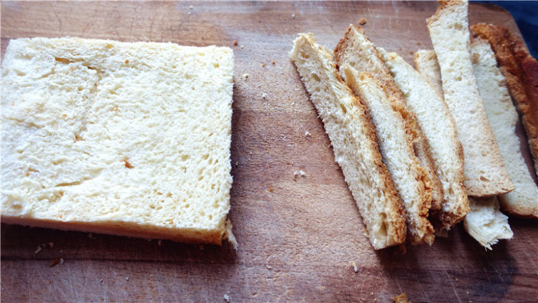 蒜香面包,奶香土司切去边缘表皮。