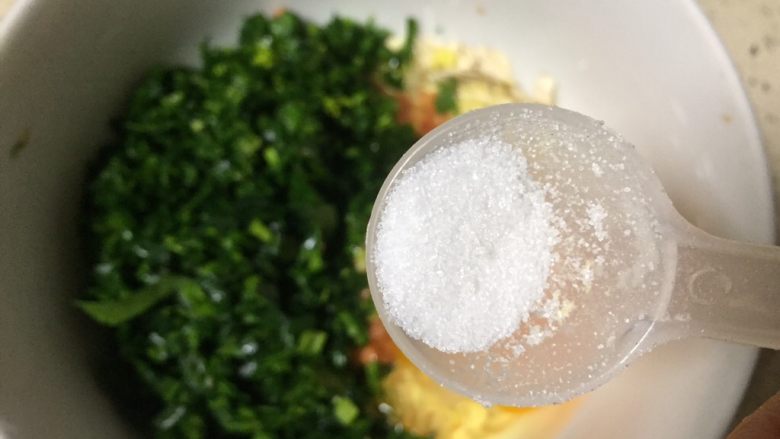 #惊蛰轻脂减肥#~燕麦菠菜超级蛋,放入适量调味盐