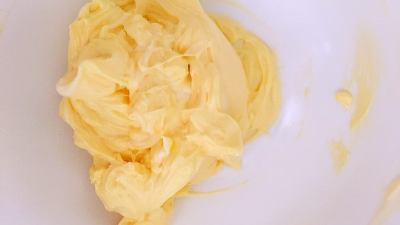 超好吃的椰蓉球,混合好的黄油呈现这样的状态