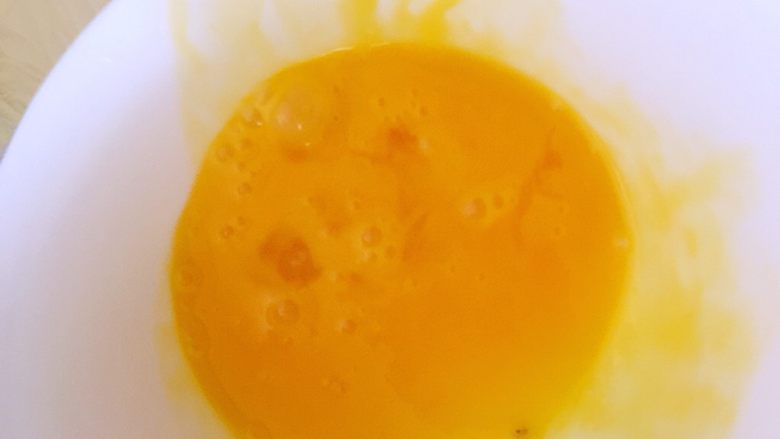 超好吃的椰蓉球,<a style='color:red;display:inline-block;' href='/shicai/ 15'>蛋黄</a>分离出来以后打散，强调一下鸡蛋要用常温的鸡蛋哦，冷冻的鸡蛋会造成水油分离的情况