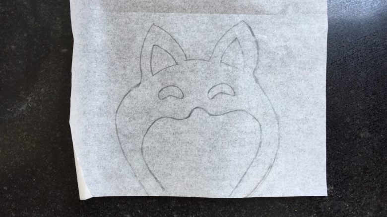 萌萌的柴犬吐司,先在烘焙纸纸上画出来柴犬的简笔图案