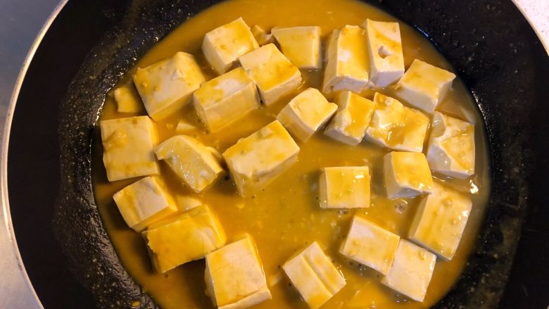 蟹黄豆腐,慢火小心翻炒，让每块豆腐裹上汤汁。