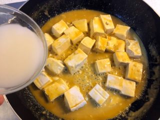 蟹黄豆腐,倒入少量水淀粉。
尝一下口味，适量放盐。因为咸蛋黄和鸡汁都有咸味，我就没下盐了。