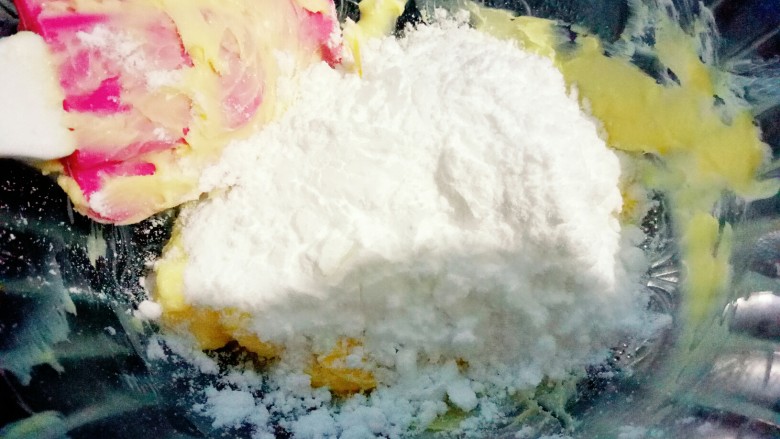 酥皮奶油泡芙,将糖粉倒入软化好的黄油中