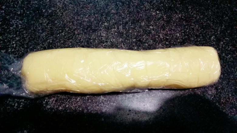 酥皮奶油泡芙,整形成圆柱体，入冰箱冷冻十分钟