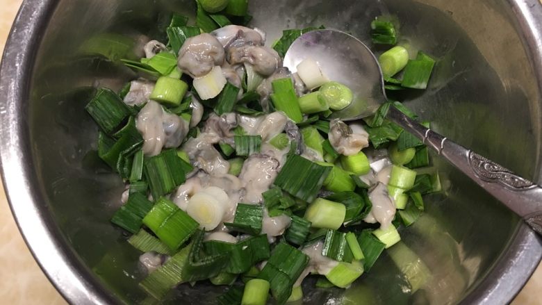 厦门名吃—海蛎煎,加入打葱段拌匀