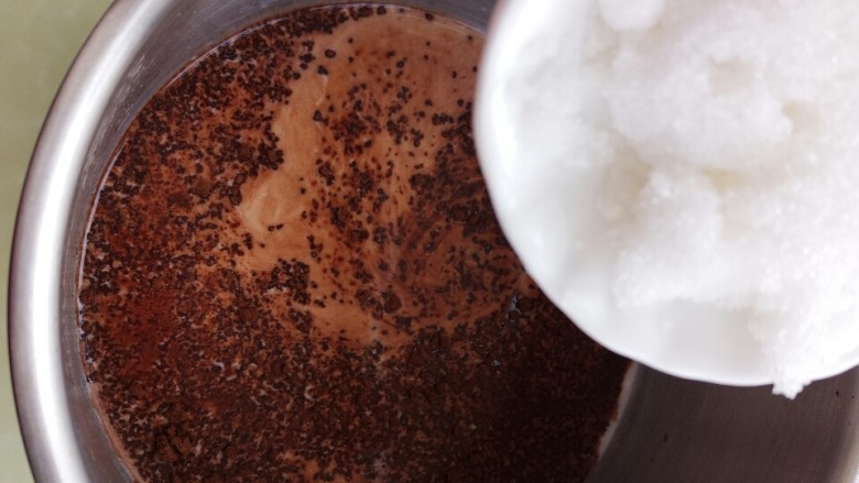 巧克力咖啡热奶,然后加糖