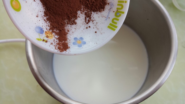 巧克力咖啡热奶,再加入可可粉