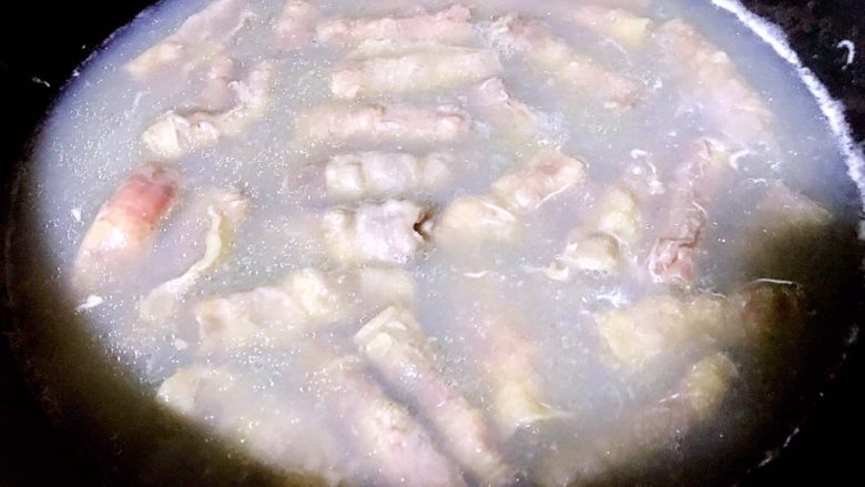 肥牛凉拌金针菇,锅中烧开水将肥牛焯水至刚刚变色立即捞出