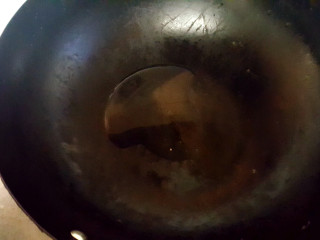 ~粉丝蟹煲,锅中放油。