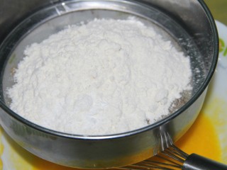 蜜豆蛋糕,低粉和淀粉过筛