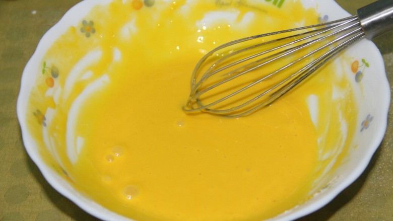 蜜豆蛋糕,然后用打蛋器搅匀，要z字形搅拌，以免搅起筋