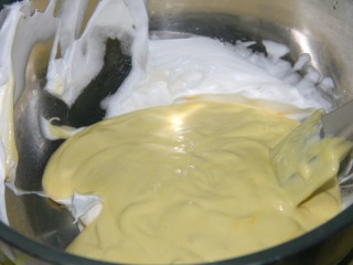 蜜豆蛋糕,最后一次把搅拌好的蛋黄糊全部倒入到剩下的蛋白中