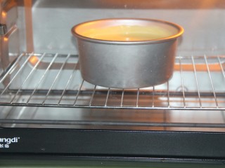蜜豆蛋糕,烤箱先预热，然后把蛋糕放进去烤，150度上下火，烤一个小时