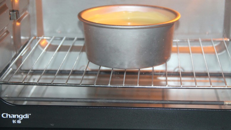 蜜豆蛋糕,烤箱先预热，然后把蛋糕放进去烤，150度上下火，烤一个小时